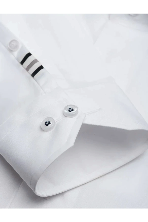 WHITE SHIRT WITH STYLISH ACCENT