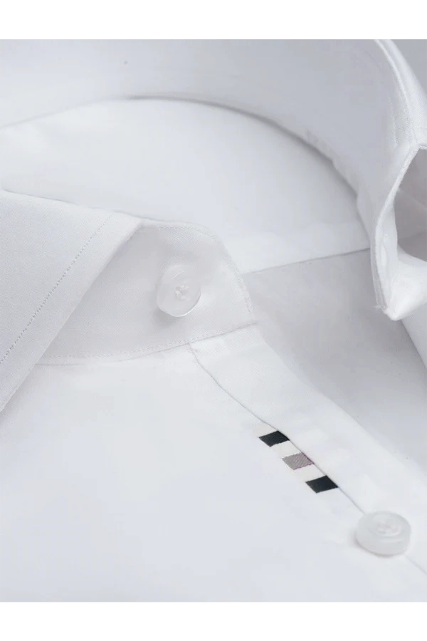 WHITE SHIRT WITH STYLISH ACCENT