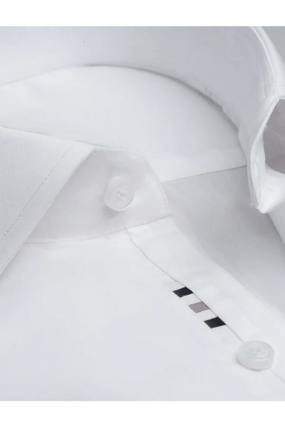 WHITE SHIRT WITH STYLISH ACCENT