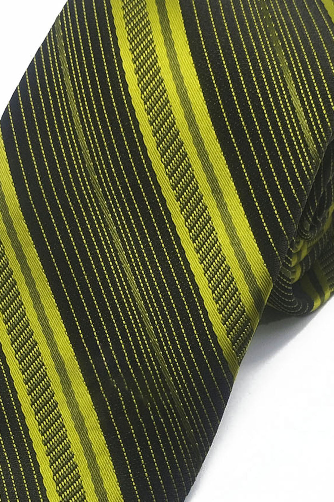 HIGH-CONTRAST TIE