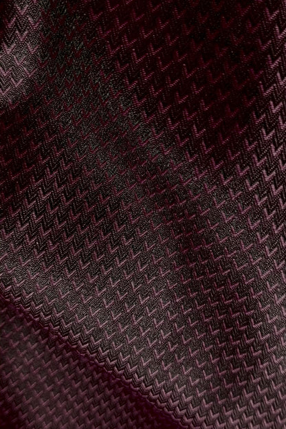 ELEGANT BURGUNDY ZIGZAG